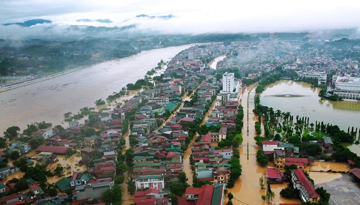 8 bí kíp giữ an toàn khi cầm lái trong thời tiết mưa bão, ngập lụt