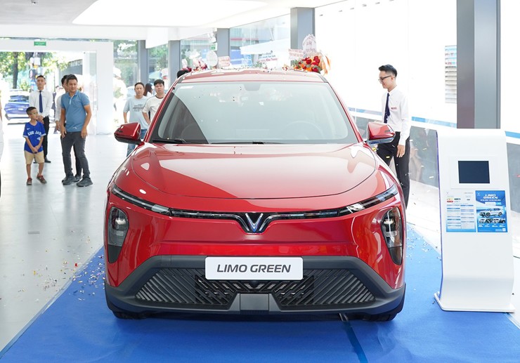 Cận cảnh xe 7 chỗ VinFast Green Limo tại đại lý