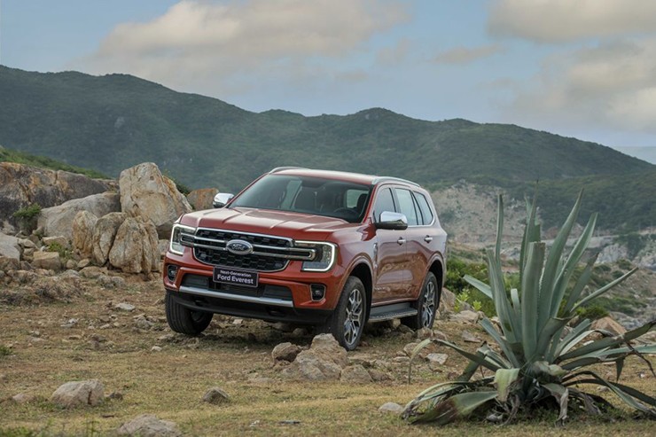 Giá xe Ford Everest tháng 7/2025, tặng Camera và Bảo hiểm vật chất