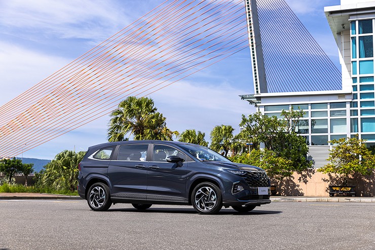 Giá xe Hyundai Custin mới nhất tháng 12/2025