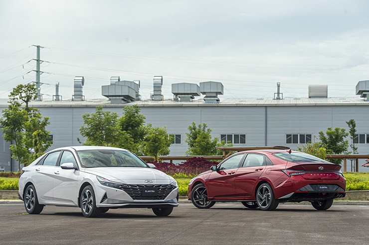 Giá xe Hyundai Elantra lăn bánh kèm ưu đãi tháng 11/2025