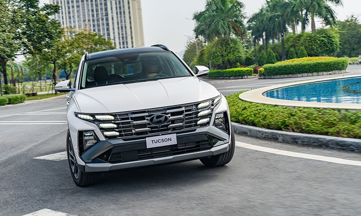 Giá xe Hyundai Tucson lăn bánh kèm ưu đãi tháng 12/2025