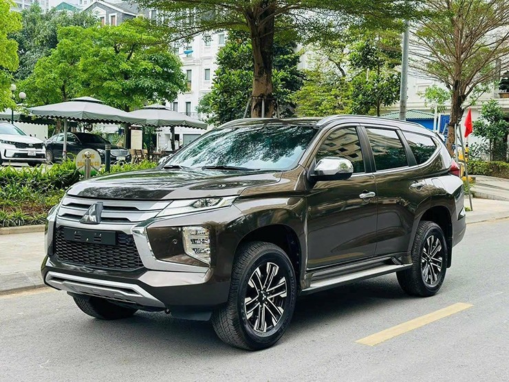 Giá xe Mitsubishi Pajero Sport lăn bánh tháng 6/2025