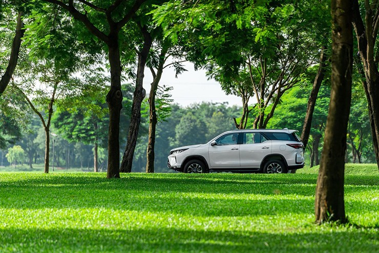 Giá xe Toyota Fortuner niêm yết và lăn bánh tháng 8/2025