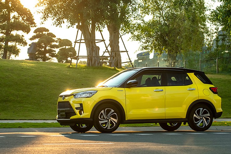 Giá xe Toyota Raize cập nhật mới nhất tháng 12/2025