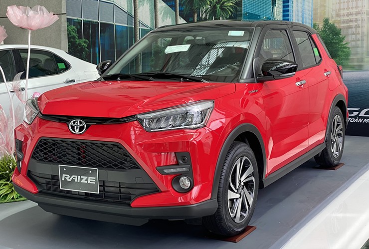 Giá xe Toyota Raize niêm yết và lăn bánh tháng 7/2025