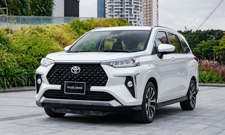 Giá xe Toyota Veloz Cross tháng 10/2025, ưu đãi 100% phí trước bạ