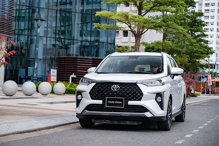 Giá xe Toyota Veloz Cross tháng 7/2025, lăn bánh giảm 100% phí trước bạ