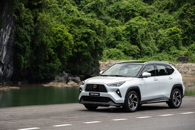 Giá xe Toyota Yaris Cross tháng 12/2025, ưu đãi 50% phí trước bạ