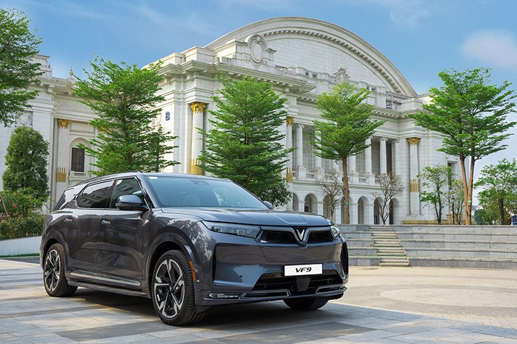 Giá xe VinFast VF 9 niêm yết và lăn bánh tháng 12/2025