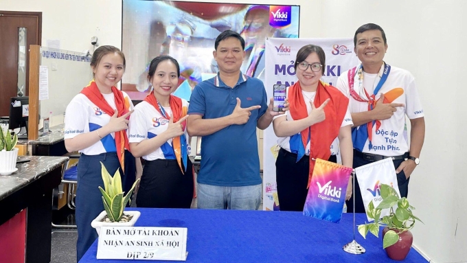 Khách hàng mở tài khoản Vikki An sinh nhận vàng SJC