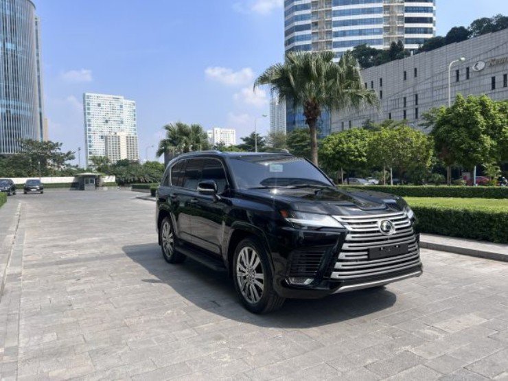 “Lục công tử Lexus” đắt nhất Việt Nam: Cưỡi cả căn chung cư cao cấp ra đường