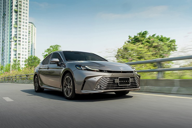 Toyota "mạnh tay" giảm giá cho Camry gần trăm triệu đồng