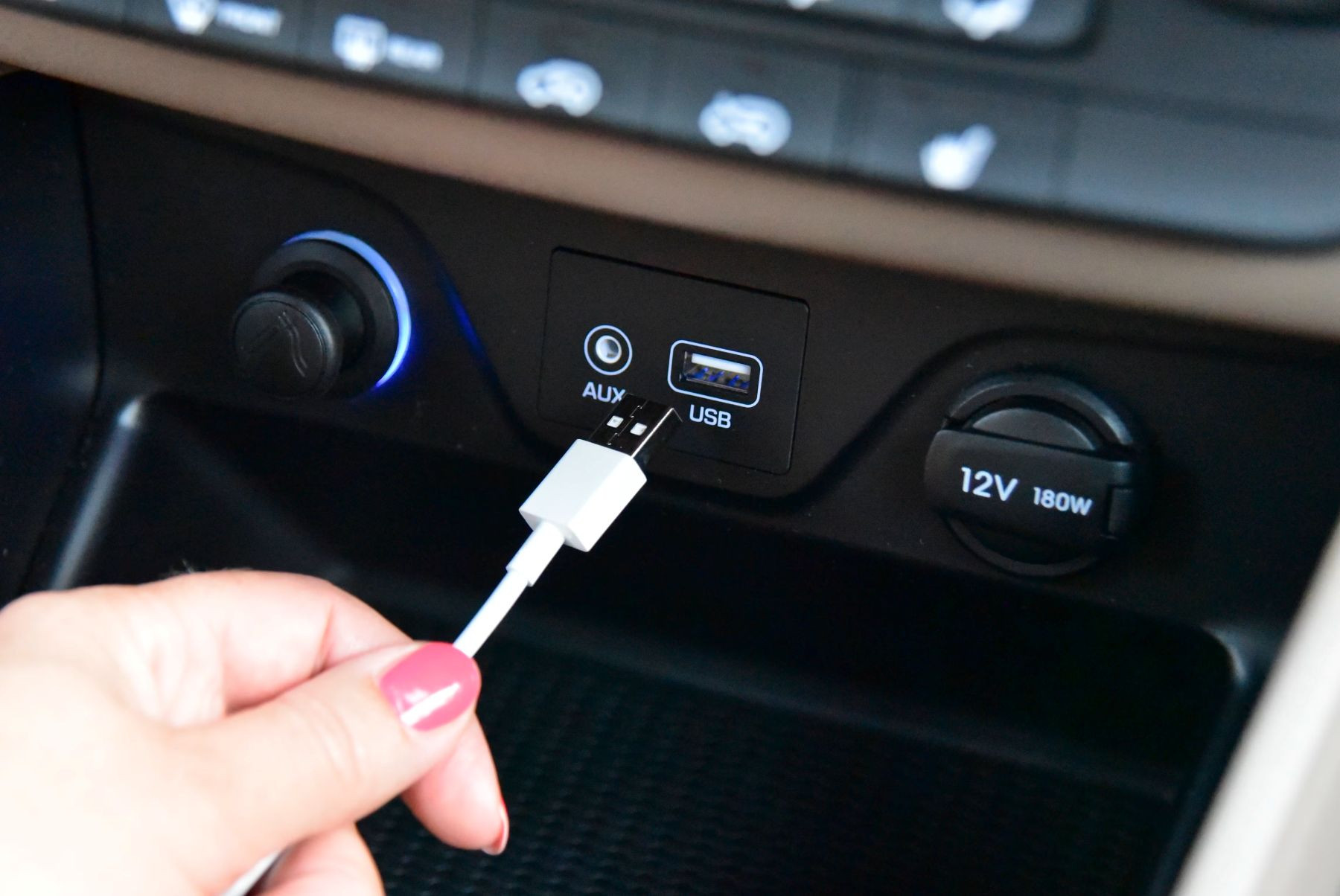 Cắm sạc USB trên ô tô có làm hao ắc quy?