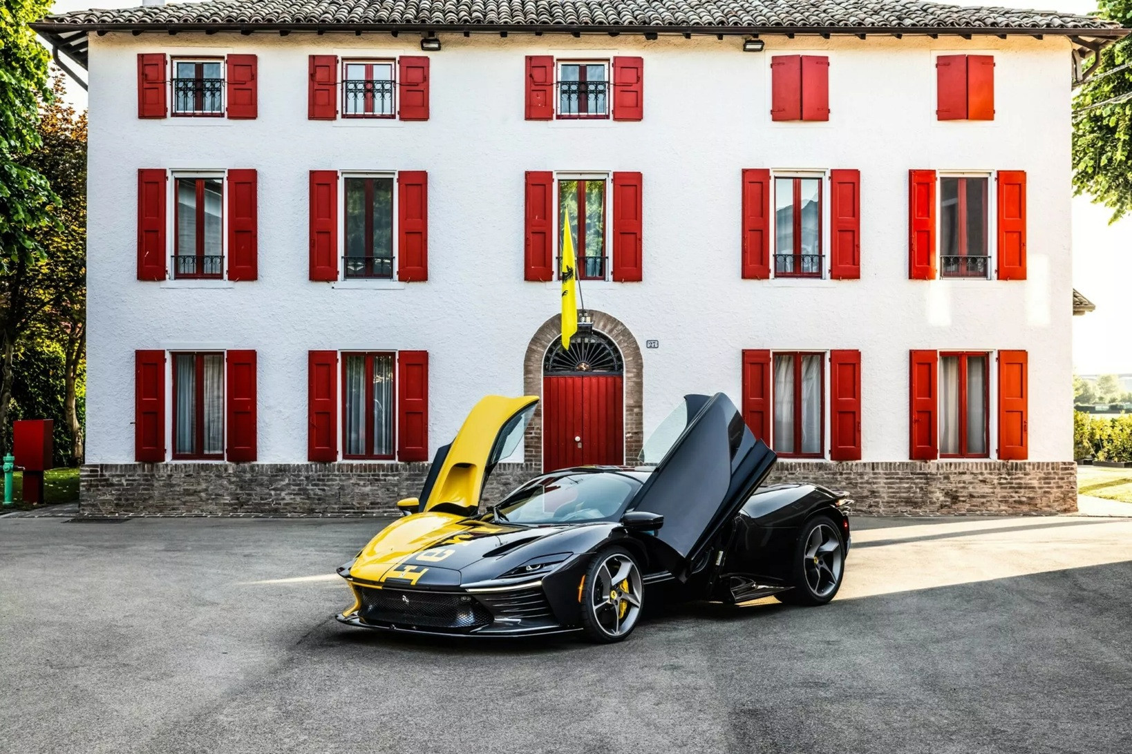 Giật mình trước siêu xe Ferrari Daytona bán giá 684 tỷ đồng để làm từ thiện