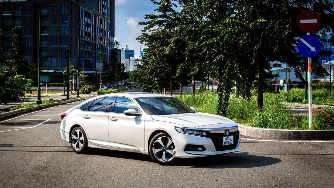 Honda Accord giảm giá kỷ lục lên đến 280 triệu đồng
