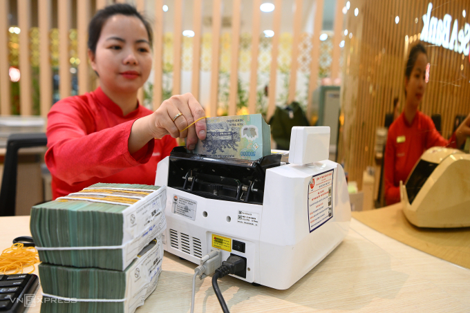 Loạt ngân hàng tư nhân tăng lãi suất tiết kiệm