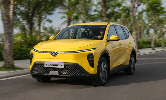 Doanh số VinFast Limo Green vượt Toyota Innova Cross