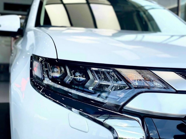 Ngắm chi tiết dòng SUV Mitsubishi Outlander giá từ 825 triệu đồng