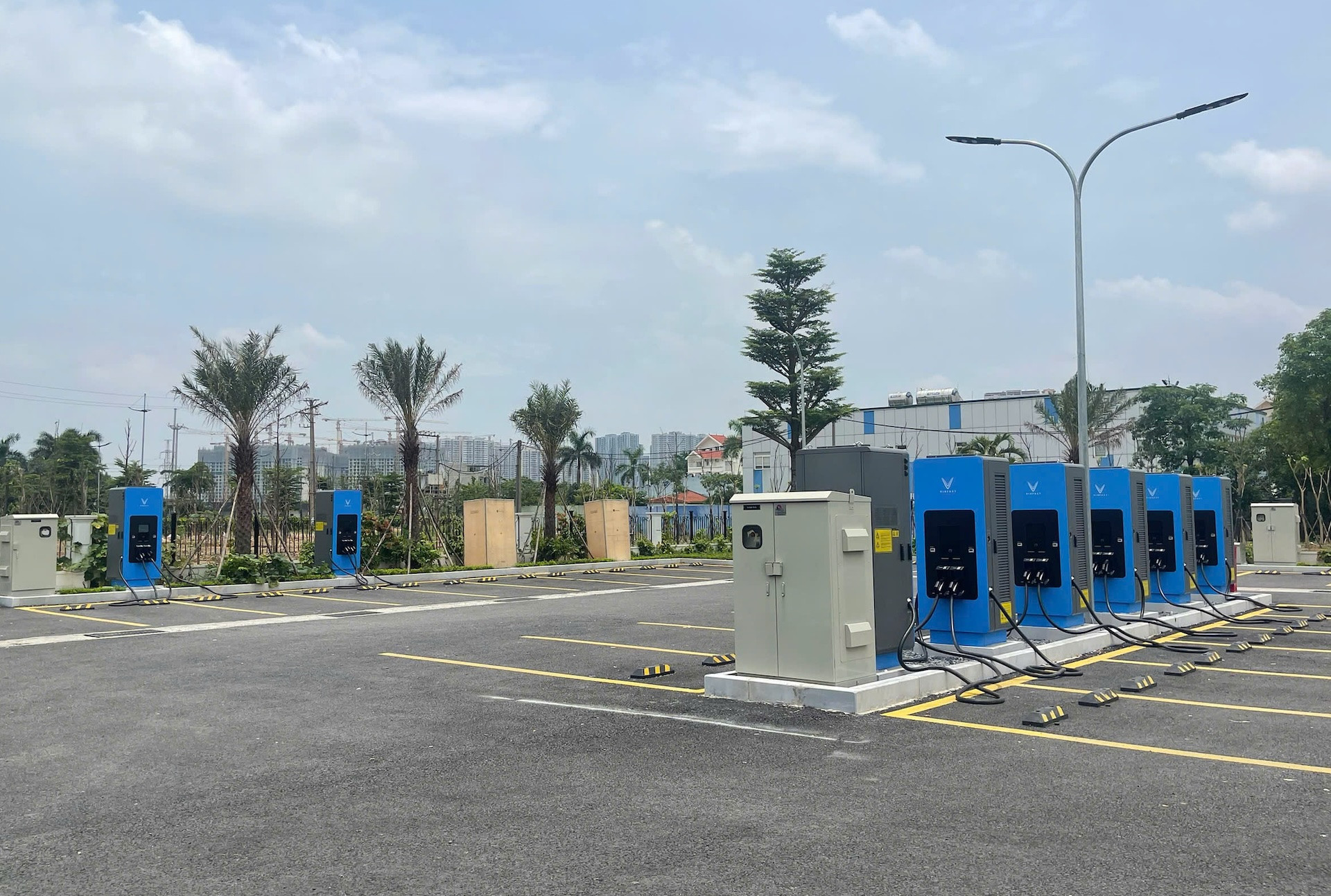 Chủ chuỗi kinh doanh xăng dầu mở trạm sạc xe điện VinFast tích hợp đa tiện ích