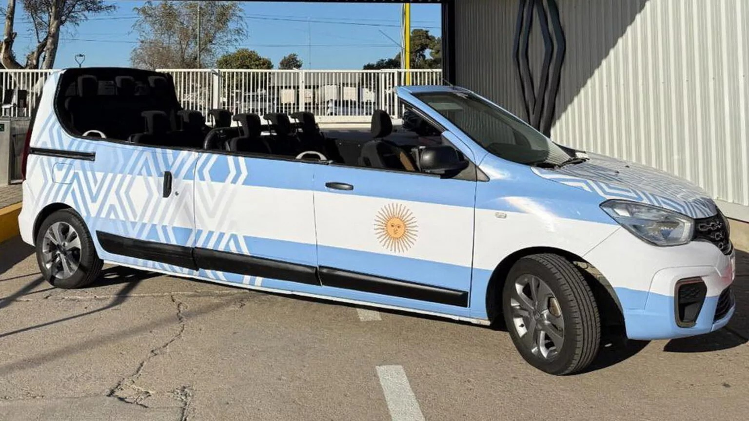 Chiếc xe kỳ cục nhất thế giới: Limousine mui trần ‘độ’ từ xe bán tải