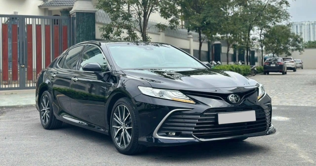 Tháng cuối bán bản cũ, Camry vẫn hút khách nhất phân khúc sedan hạng D