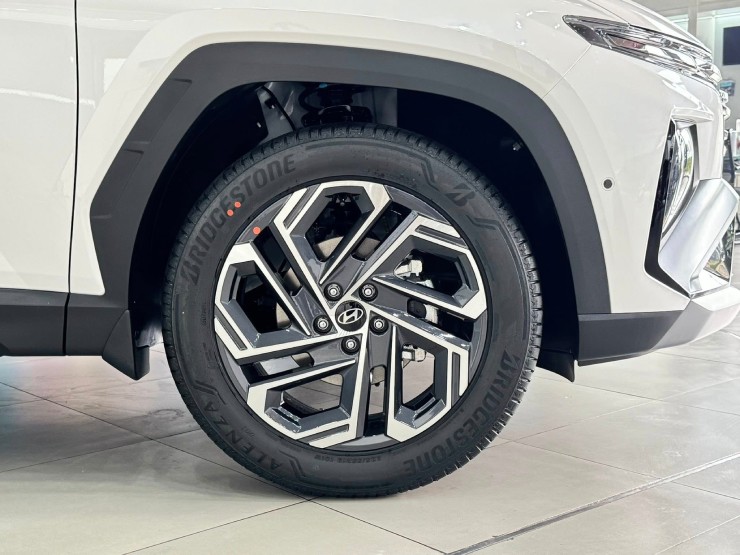 Cận cảnh dòng SUV "ăn khách" Hyundai Tucson, giá từ 769 triệu đồng