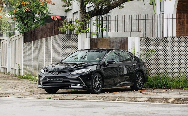 Toyota Camry có giá từ 1,105 tỷ đồng, tháng 10 không ưu đãi