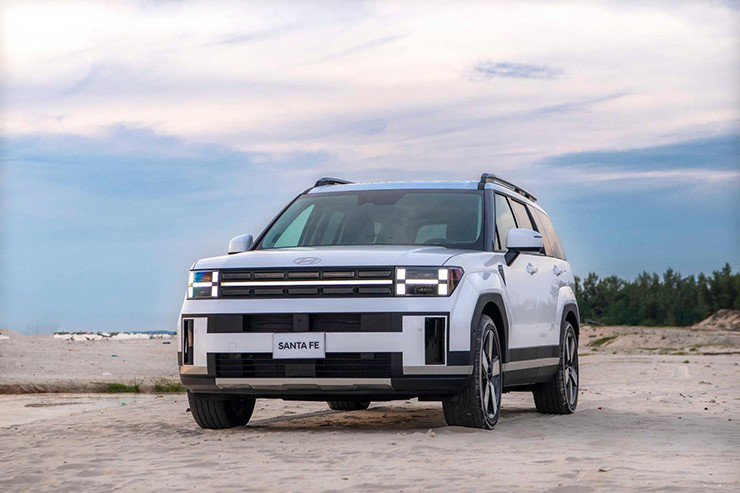 Santa Fe 5+2 "nuốt" trọng đồ đạc gia đình, CX-8 có làm được?