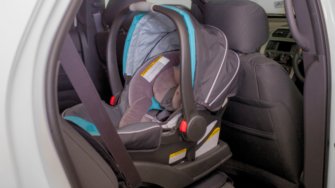 Ôtô chở trẻ em bắt buộc có thiết bị an toàn từ 2026: phụ huynh nên mua loại nào?