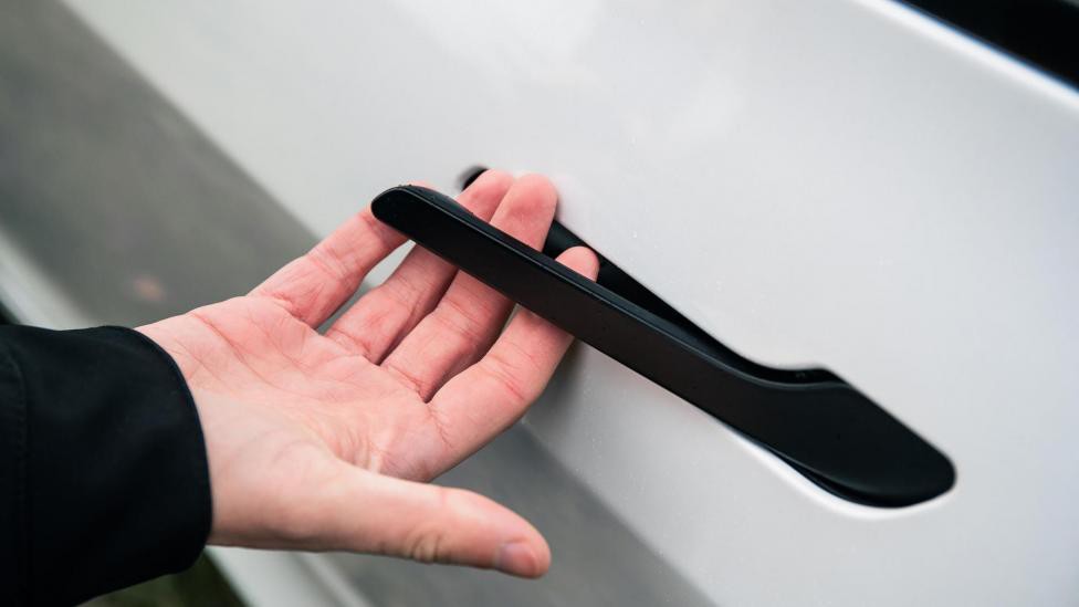 Tay năm cửa ẩn phải thêm các chi tiết cơ khí để đạt chuẩn an toàn mới