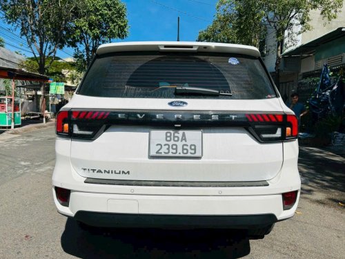 Ford Everest Titanium 1 cầu 2022